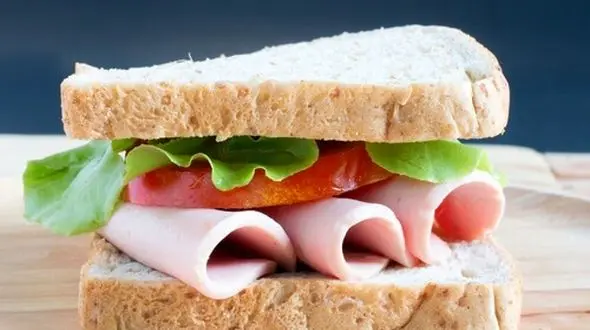 از مصرف کالباس و ژامبون بپرهیزید / 4 درصد شیوع بیماری های گوارشی به دلیل مصرف غذاهای فرآوری شده و غیر پاستوریزه است