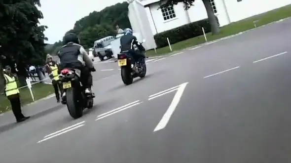 تصادف وحشتناک موتور سوار در مسابقه خیابانی + فیلم