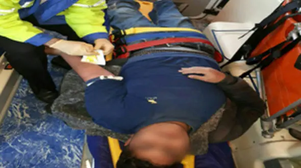 فریادهای کارگر ۱۴ ساله زیر ورقه های ام دی اف +عکس