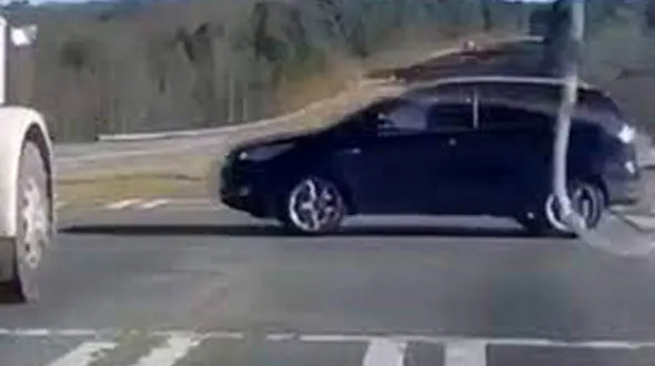 فیلم لحظه تصادف با کامیون هنگام عبور از چراغ قرمز ! 