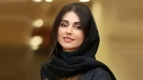 ست کردن ترنچ کت مشکی را از لاله مرزبان یاد بگیرید