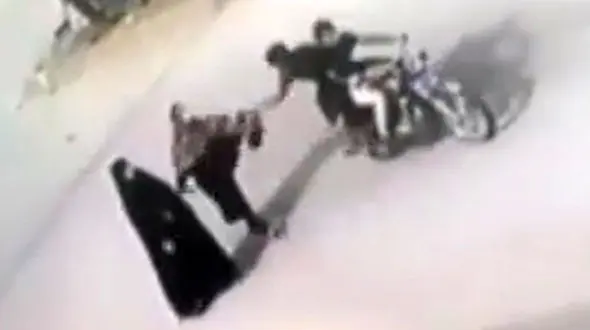 فیلم  لحظه حمله  2 جوان پلید  به زنان در روز روشن /  خرمشهر