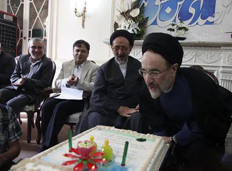 عکس ها/ نگاهی به کیک تولد محمد خاتمی رئیس جمهور سابق با خلاقیت بی نظیر اُوستا قنّاد در طراحی کیک/ از بریدن کیک تا فوت کردن شمع توسط آقای سیاستمدار
