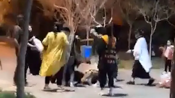 فیلم حمله دختران به خانم محجبه در قم ! / همگی دستگیر شدند