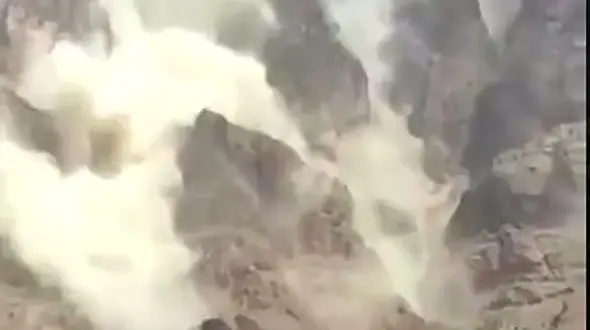 ریزش کوه در اهواز / خیابان حصیرآباد بسته شد و خانه ها آسیب دیدند