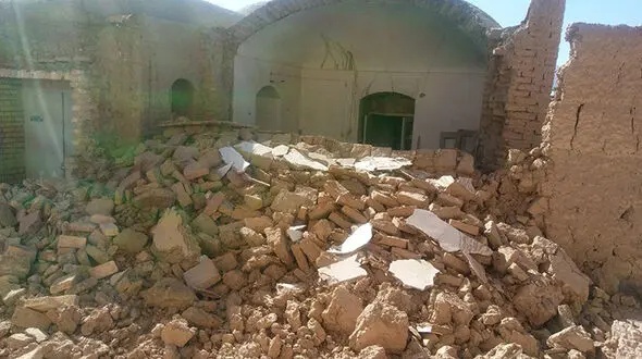زلزله مدارس و دانشگاههای کرمان و رفسنجان را تعطیل کرد / مردم به خیابانها رفتند +فیلم و عکس