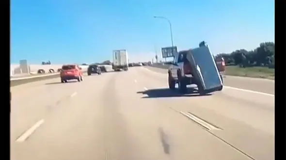 ببینید /  سقوط عجیب و وحشتناک یک یخچال از پشت وانت آمریکایی