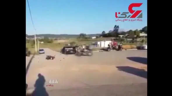 تصادف شدید موتورسوار با یک خودرو در مسابقه خارج از شهر + فیلم 