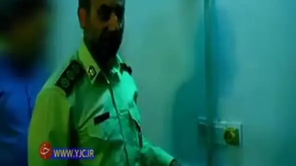 فیلم عجیب ترین مخفیگاه یک شرور ورامینی در دیوار خانه‌اش