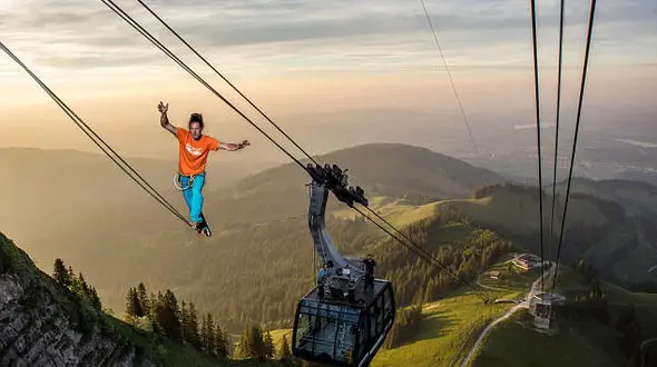 بند بازی ماجراجویانه و هیجان انگیز روی کابل تله کابین 