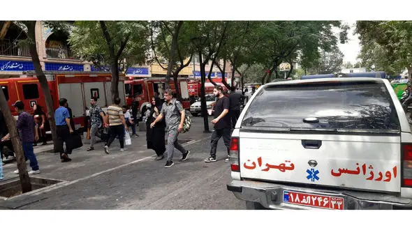 مصدومیت ۳ نفر در آتش سوزی انبار چسب بازار تهران + عکس