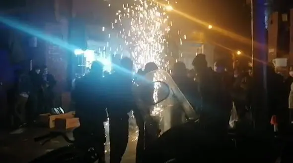 فیلم ترقه بازی خطرناک در خیابان مولوی تهران / از لحظاتی پیش آغاز شد