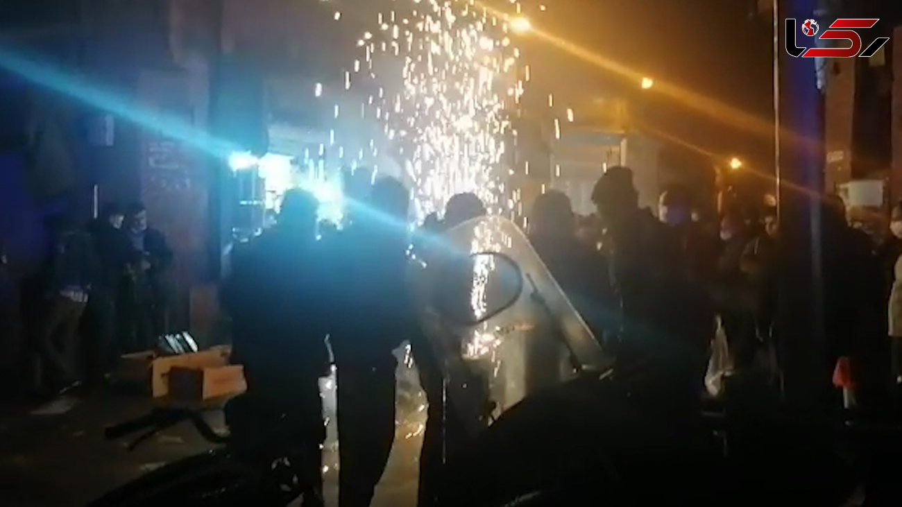 فیلم ترقه بازی خطرناک در خیابان مولوی تهران / از لحظاتی پیش آغاز شد