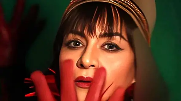 این خانم بازیگر سرشناس را عمرا بشناسید ! / حدس بزنید و عکس واقعی اش را ببینید !