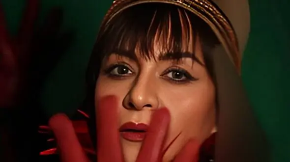 این خانم بازیگر سرشناس را عمرا بشناسید ! / حدس بزنید و عکس واقعی اش را ببینید !