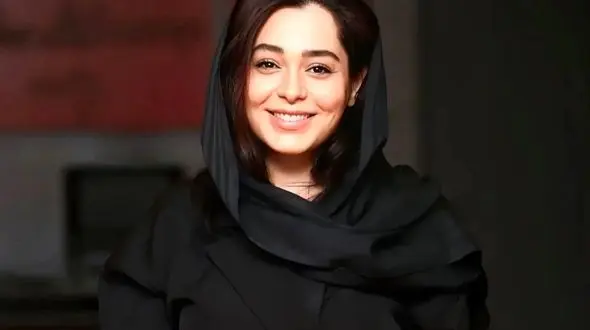 فیلم/ نگاهی به دکوراسیون پاسیویِ آپارتمان مجردی سانیا سالاری/  از سنتی کردن فضا با آجرهای قدیمی تا طاقچه‌هایی کوچک برای قرار دادن لوازم نقاشی و ...