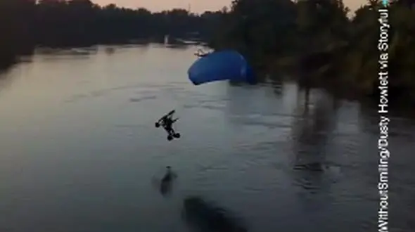 فیلم حادثه تلخ برخورد پاراگلایدر با کابل‌های برق