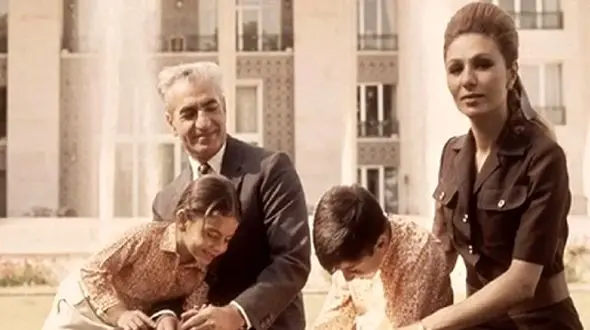 سفر در زمان/ شاه معزول و فرح پهلوی بین سگ های ژرمن هرکول/ سال 1342