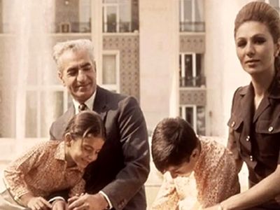 سفر در زمان/ شاه معزول و فرح پهلوی بین سگ های ژرمن هرکول/ سال 1342