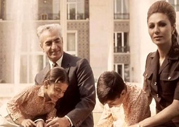 سفر در زمان/ شاه معزول و فرح پهلوی بین سگ های ژرمن هرکول/ سال 1342