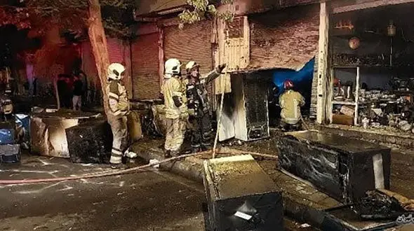 3 مغازه در خیابان انقلاب در آتش سوختند + عکس