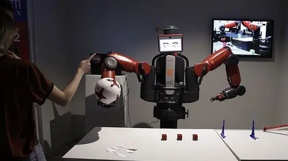 رباتی که به بیماران لباس می پوشاند