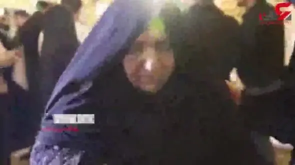 اولین دیدار پدر و مادر شهیدعبداللهی پس از ۳۷ سال با پیکر فرزندشان +فیلم 