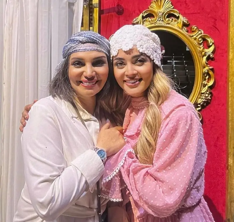 عارفه معماریان در کنار الهام پاوه‌نژاد 1
