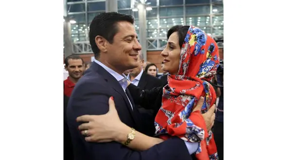 عکس عاشقانه فغانی و همسرش در فرودگاه 