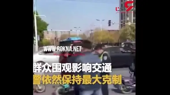 لحظه سیلی محکم یک مرد به مامور پلیس وسط خیابان + فیلم / چین