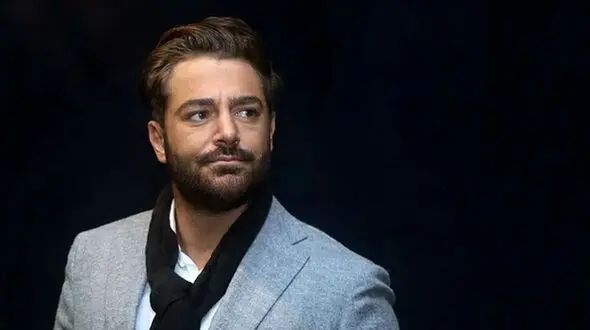 فیلم/ نماز جماعت مدافعان حرم برای محمدرضا گلزار