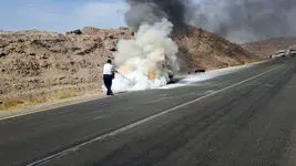 فیلم / واکنش سریع  پلیس راه طبس به آتش‌سوزی خودروی سواری در جاده یزد/ 4 مسافر نجات پیدا کردند