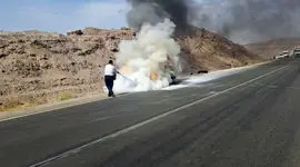 فیلم / واکنش سریع  پلیس راه طبس به آتش‌سوزی خودروی سواری در جاده یزد/ 4 مسافر نجات پیدا کردند