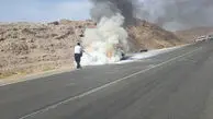 فیلم / واکنش سریع  پلیس راه طبس به آتش‌سوزی خودروی سواری در جاده یزد/ 4 مسافر نجات پیدا کردند