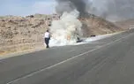 فیلم / واکنش سریع  پلیس راه طبس به آتش‌سوزی خودروی سواری در جاده یزد/ 4 مسافر نجات پیدا کردند