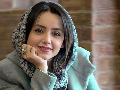 فیلم واکنش بامزه و جذاب نازنین بیاتی هنگام خواندن اسمش توسط علیرضا قربانی در کنسرت باشکوه !