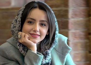 فیلم واکنش بامزه و جذاب نازنین بیاتی هنگام خواندن اسمش توسط علیرضا قربانی در کنسرت باشکوه !