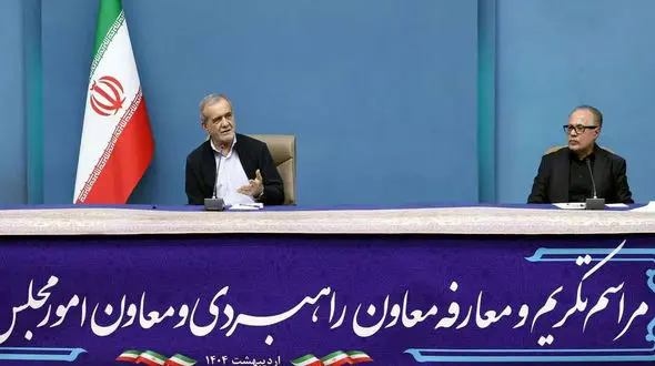 رویکرد متناقض رئیس‌جمهور در برکناری معاون پارلمانی تعجب برانگیز است