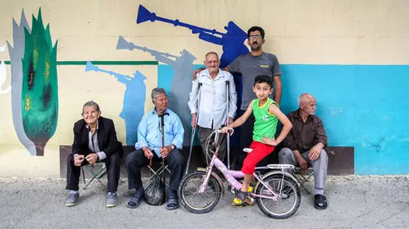 در این محله همه آینه ها را شکستند / ما زنده ایم! + عکس