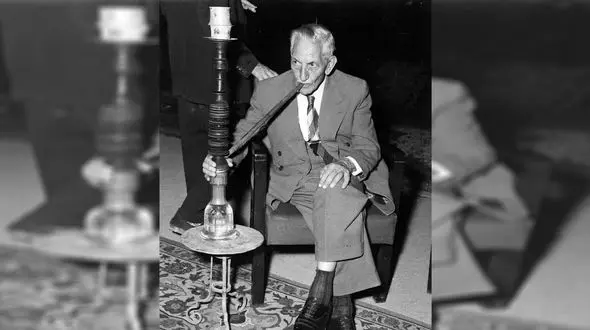 آقای وزیر در حال قلیان کشیدن+ عکس