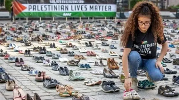 عجیب ترین حمایت از فلسطین /هزاران جفت کفش مقابل مقر اتحادیه اروپا چیده شد +عکس