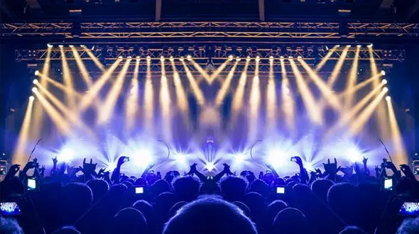 فیلم مزخرف ترین کنسرت تاریخ ایران در کانادا ! / مردم آرش و مسیح را هو کردند و از سالن رفتند !