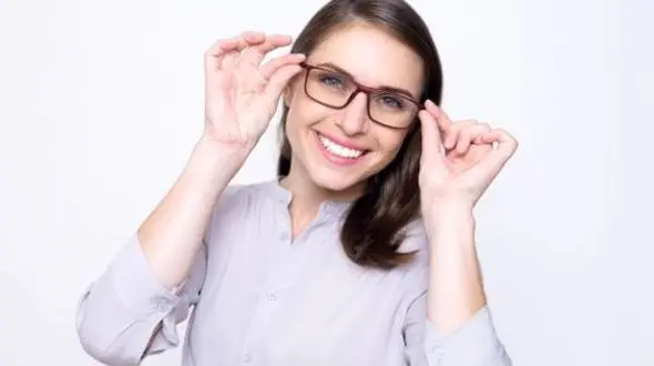 ترفندهای جالب تمیز کردن شیشه عینک