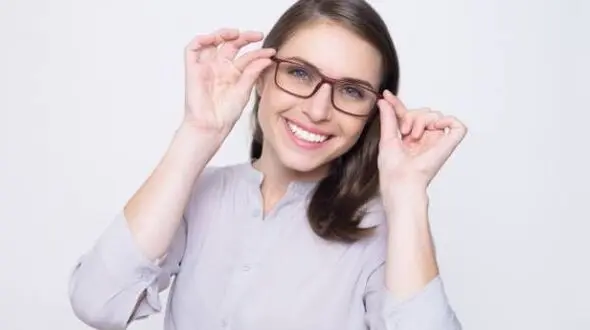 ترفندهای جالب تمیز کردن شیشه عینک