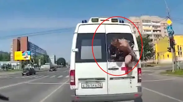 فیلم فرار مرد بدون لباس از آمبولانس / شیشه ماشین را شکست و گریخت