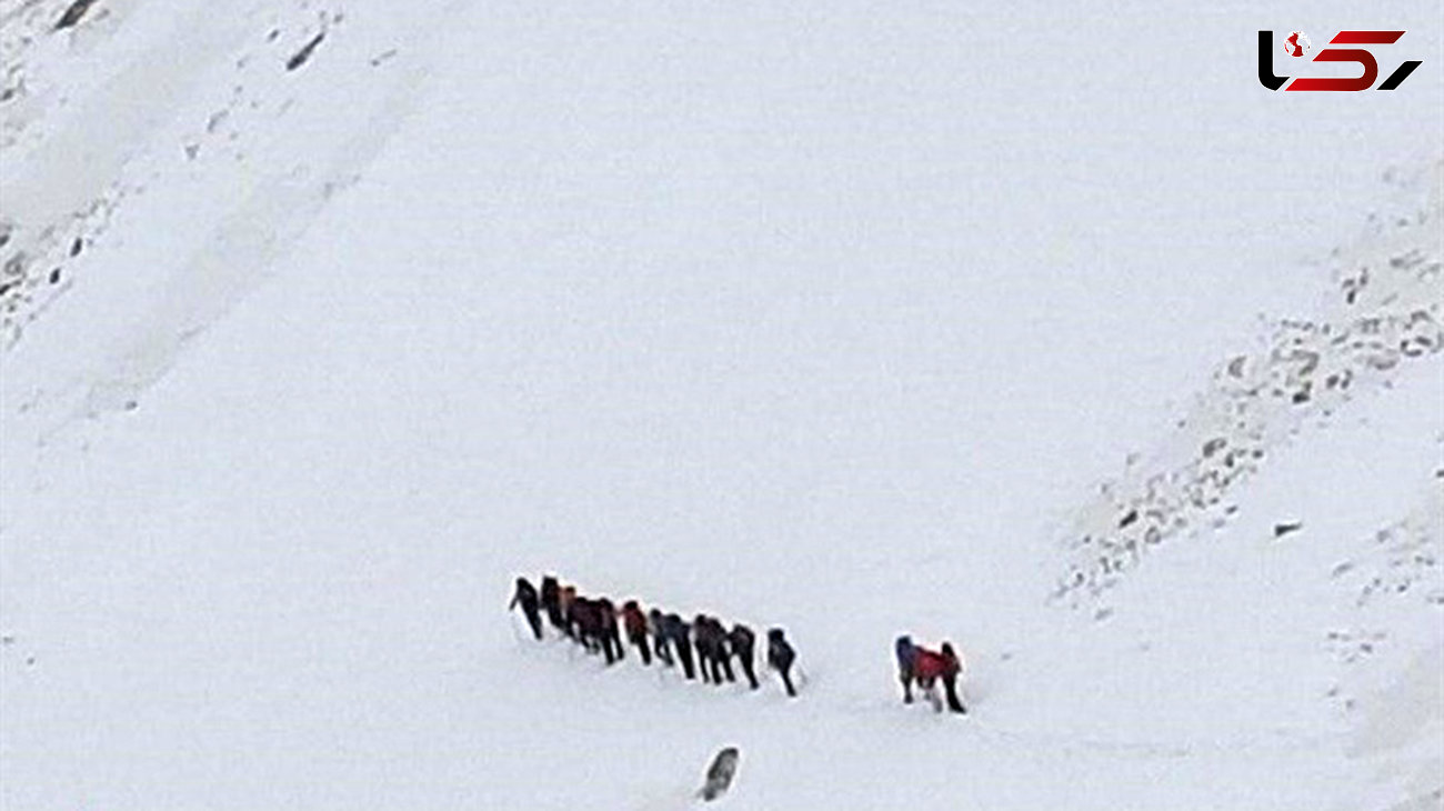 تیم کوهنوردی هلال‌احمر لرستان به محل سقوط  هواپیما در دنا اعزام شد 