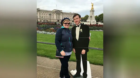 زن وفادار با عکس همسر فوت شده اش به دور دنیا سفر می کند !+ عکس