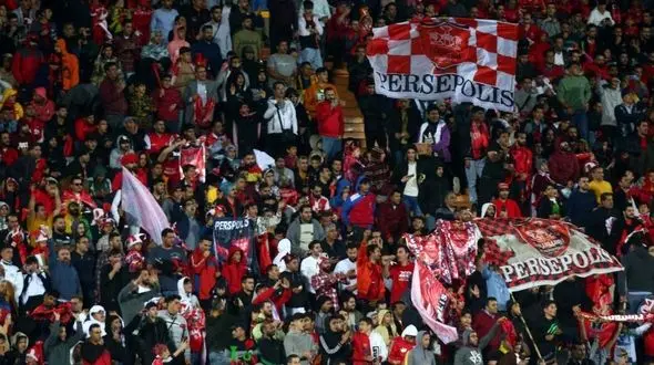 تجمع هواداران پرسپولیس مقابل وزارت ورزش و شعار علیه درویش/ معاون وزیر در جمع هواداران معترض + عکس و فیلم