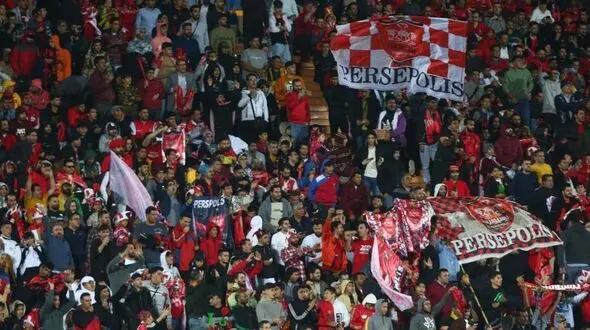 تجمع هواداران پرسپولیس مقابل وزارت ورزش و شعار علیه درویش/ معاون وزیر در جمع هواداران معترض + عکس و فیلم