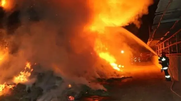 آتش سوزی گسترده کارخانه مصنوعات چوبی در جاده خاوران + جزئیات 